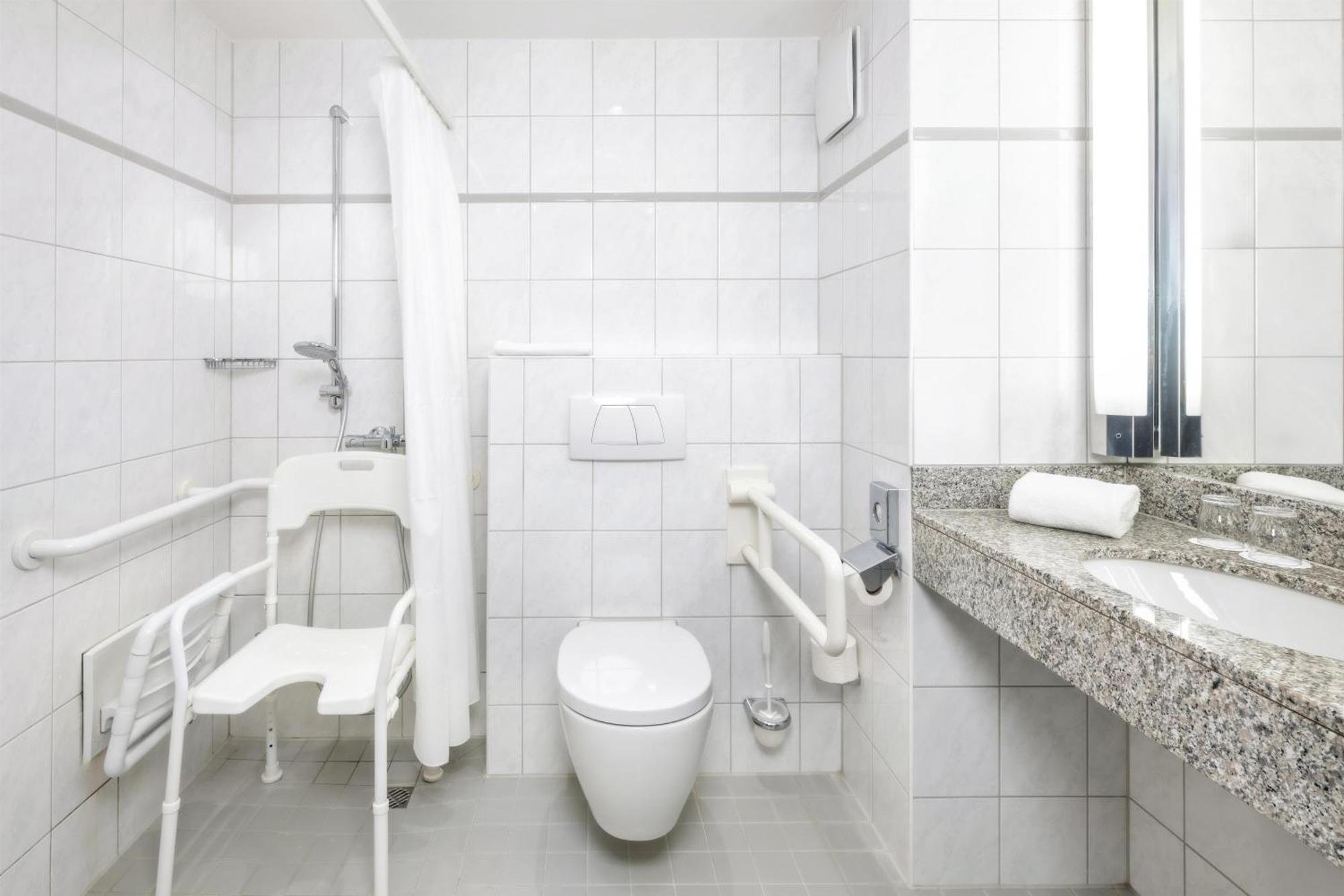 Queen Room with Roll-In Shower - Disability Access/Non-Smoking