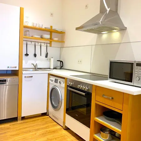 Alles komplett - 2 Schlafzimmer, große Küche, Bad-2