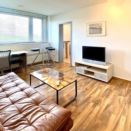 DOMspitzen-BLICK, cooles 2 Zimmer Apt mit Indoor-Swimmingpool auf dem Dach, Küche und Smart-TV-2