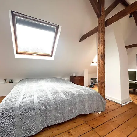 Helles Giebelzimmer im Altbau-3