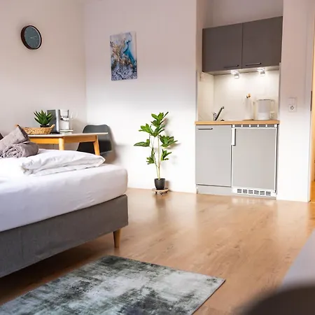 HoliDeis Köln Center Studio-Apartment-3