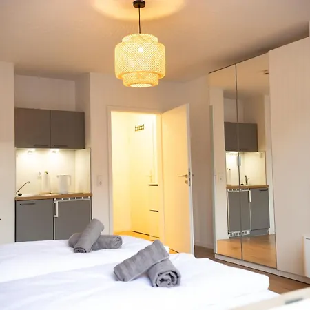 HoliDeis Köln Center Studio-Apartment-2