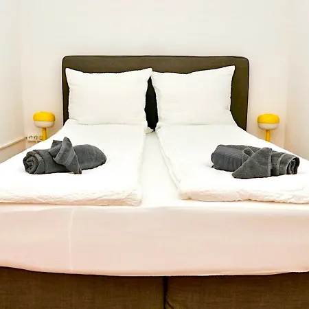 Trendy Central Apartment With Cologne Cathedral View-2