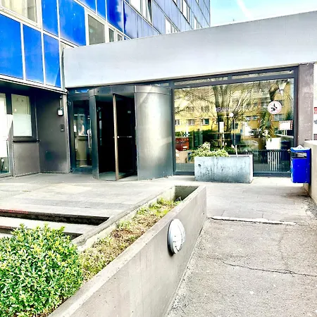 DOMspitzen-BLICK, cooles 2 Zimmer Apt mit Indoor-Swimmingpool auf dem Dach, Küche und Smart-TV-3