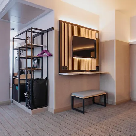 Premier Inn Koln City Mediapark-3