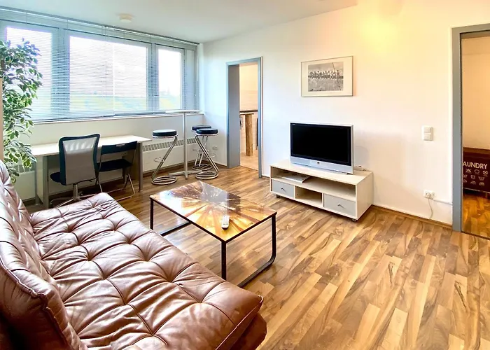 DOMspitzen-BLICK, cooles 2 Zimmer Apt mit Indoor-Swimmingpool auf dem Dach, Küche und Smart-TV