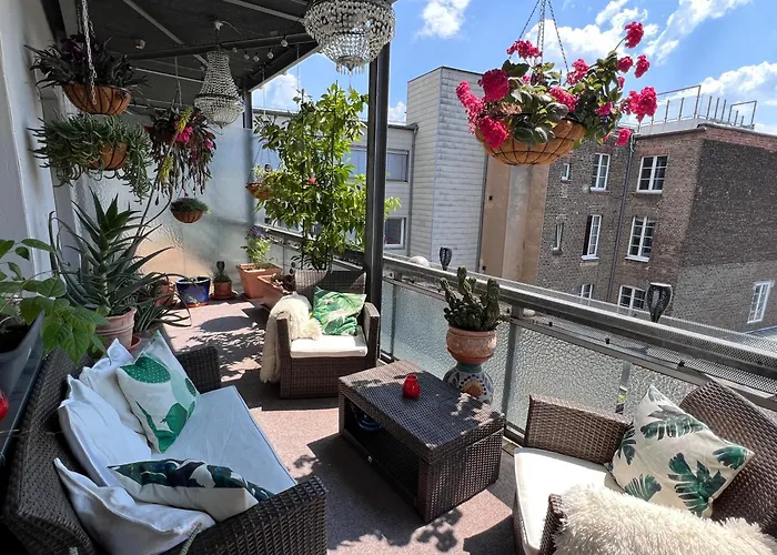 Big, Central And Charming On Schaafenstrasse