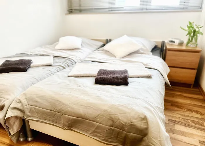 DOMspitzen-BLICK, cooles 2 Zimmer Apt mit Indoor-Swimmingpool auf dem Dach, Küche und Smart-TV Köln, Deutschland