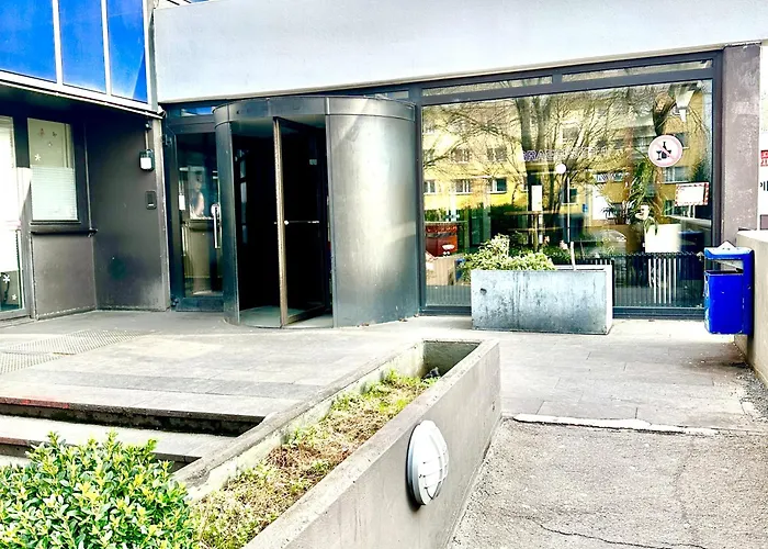 DOMspitzen-BLICK, cooles 2 Zimmer Apt mit Indoor-Swimmingpool auf dem Dach, Küche und Smart-TV