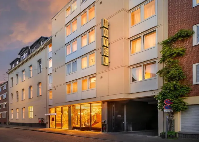 Sunset - Foehlich & Lebendig In Altstadt Lage Am Dom